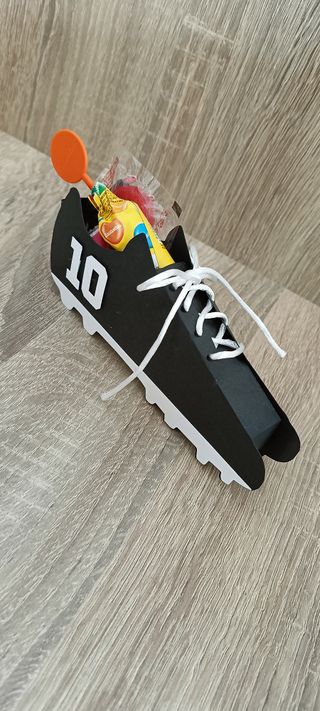 Caja bota de fútbol