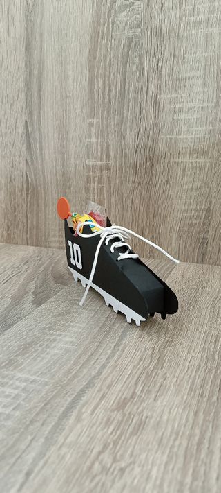 Caja bota de fútbol