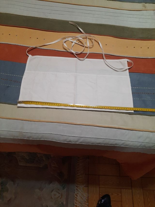 Delantal blanco para estética, peluquería. etc