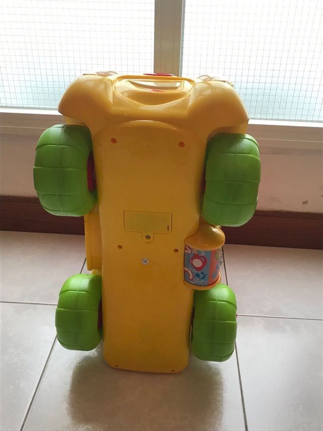 Juguete camión corre pasillos