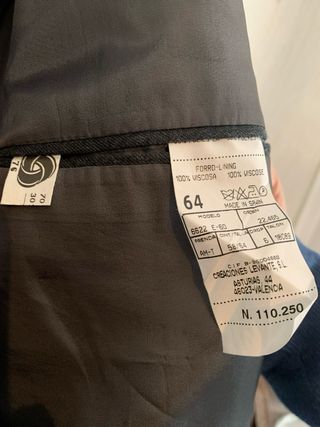 traje chaqueta gris