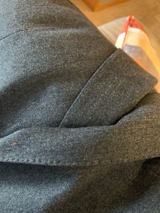 traje chaqueta gris