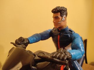 Moto de juguete con muñeco articulado