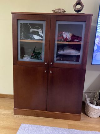 Mueble de salon, en madera maciza y cristal