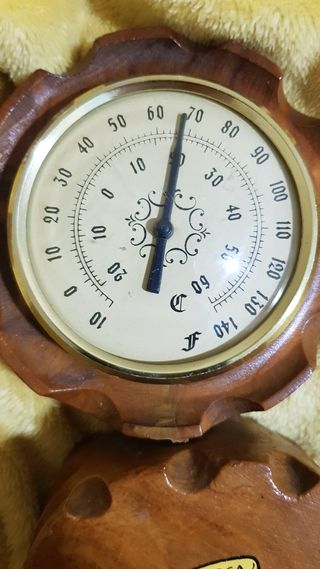 Termómetro antiguo de madera