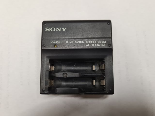 Cargador de baterías SONY BC-CS1