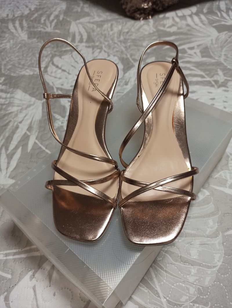 Sandalias Sfera mujer de segunda mano por 15 EUR en Badalona en