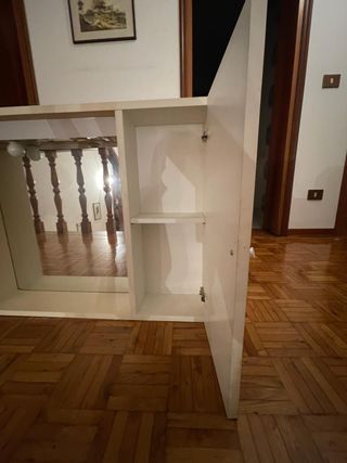 Specchio con mobiletto da bagno bianco e luce