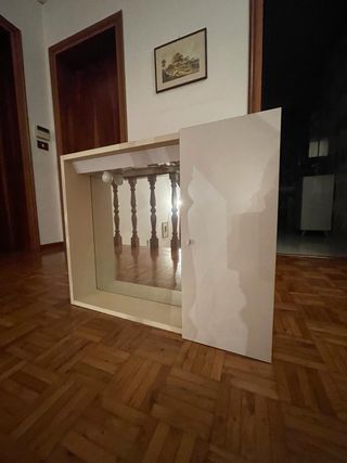 Specchio con mobiletto da bagno bianco e luce