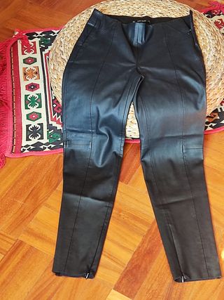 Pantalone donna in pelle nera. Zara. M