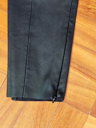 Pantalone donna in pelle nera. Zara. M