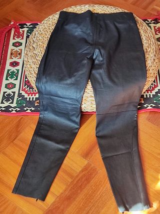 Pantalone donna in pelle nera. Zara. M