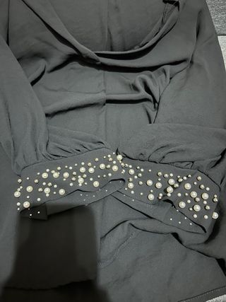 blusa zara con perlas en los puños