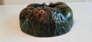 Escultura surrealista mujer bronce, estilo Botero.