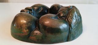 Escultura surrealista mujer bronce, estilo Botero.