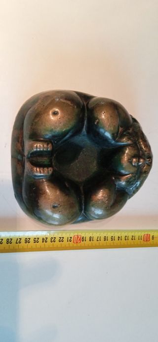 Escultura surrealista mujer bronce, estilo Botero.