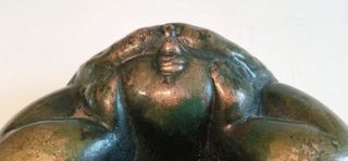 Escultura surrealista mujer bronce, estilo Botero.