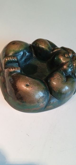 Escultura surrealista mujer bronce, estilo Botero.