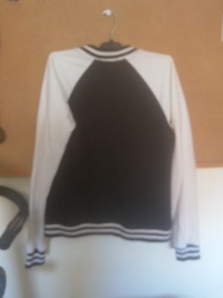 Chaqueta blanca y negra