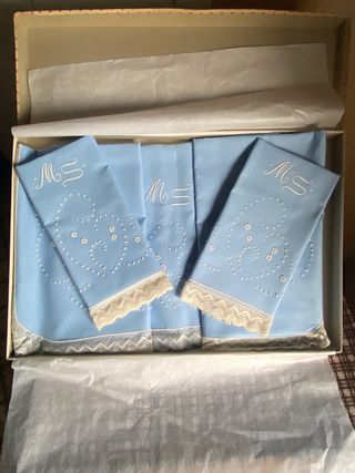 Sabana y almohadas bordadas cama de 135