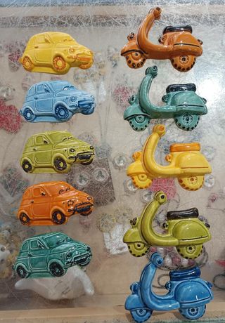 Calamita da appendere. In ceramica decorata a mano