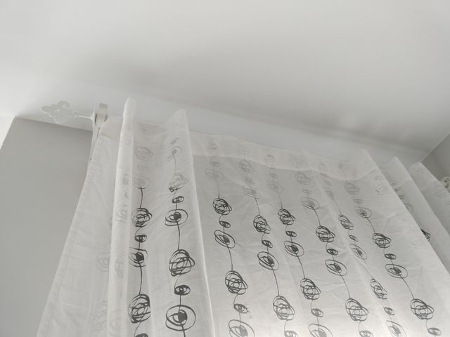 Cortinas y soportes todo de IKEA