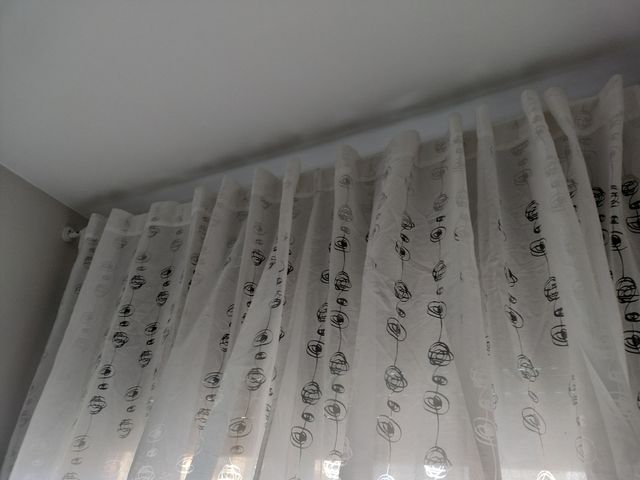 Cortinas y soportes todo de IKEA