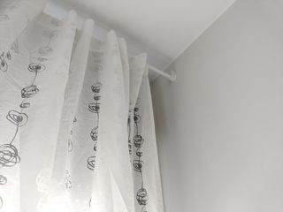 Cortinas y soportes todo de IKEA