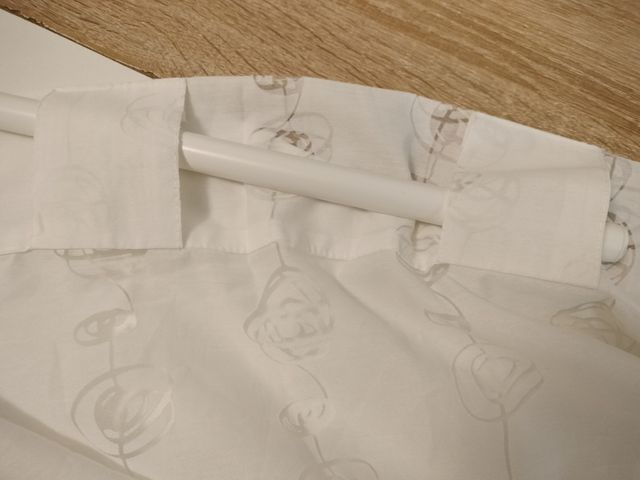 Cortinas y soportes todo de IKEA