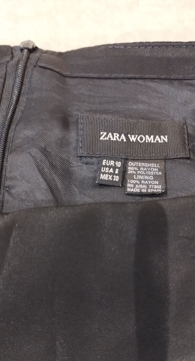Falda negra, marca Zara, talla 40.
