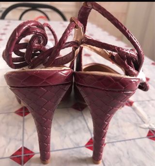 Scarpe con tacchi e lacci alla schiava