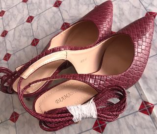 Scarpe con tacchi e lacci alla schiava