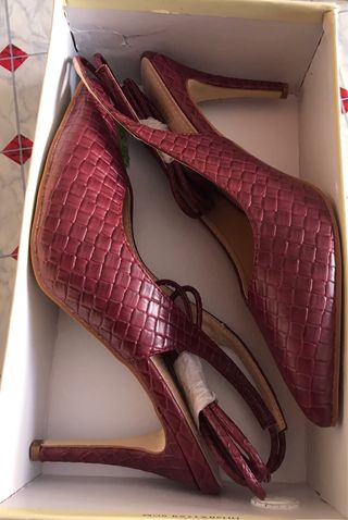 Scarpe con tacchi e lacci alla schiava