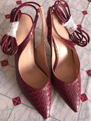 Scarpe con tacchi e lacci alla schiava