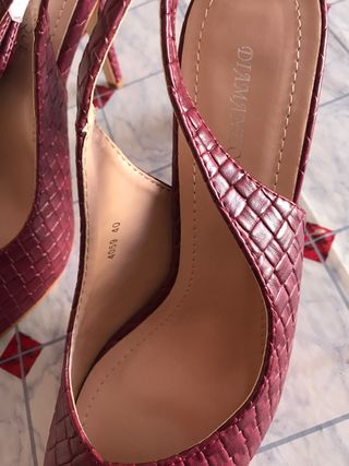 Scarpe con tacchi e lacci alla schiava