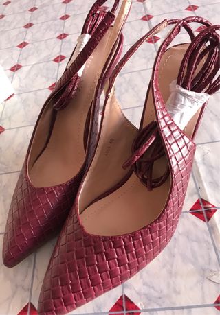 Scarpe con tacchi e lacci alla schiava