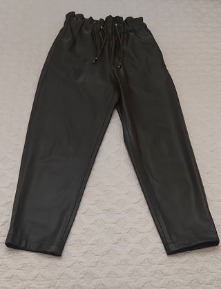 Pantalón cuero negro Zara