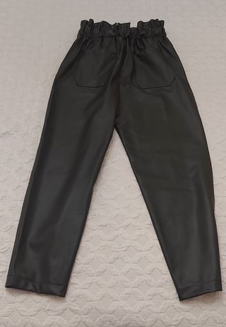Pantalón cuero negro Zara