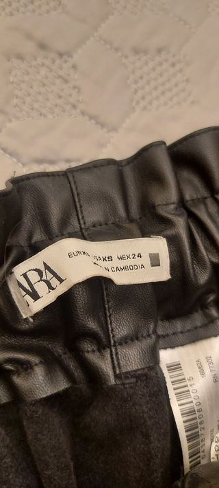 Pantalón cuero negro Zara