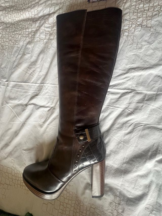 Botas altas de piel marron con plataforma