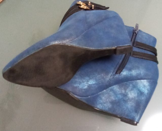 Botines con regalo de bolso.