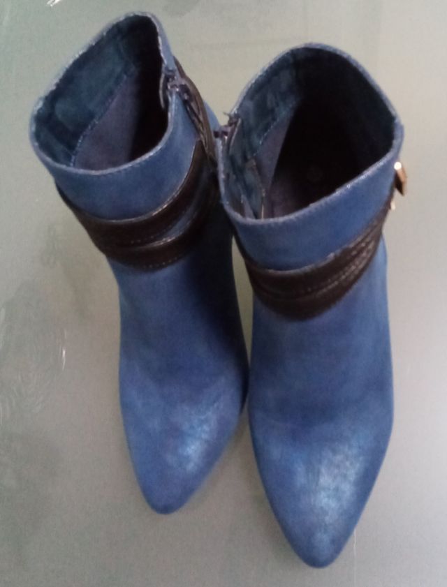 Botines con regalo de bolso.