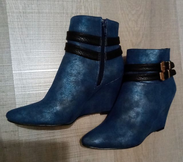 Botines con regalo de bolso.