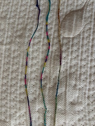 Pulseras varias tela / hilos.