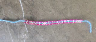 Pulseras varias tela / hilos.
