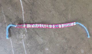 Pulseras varias tela / hilos.