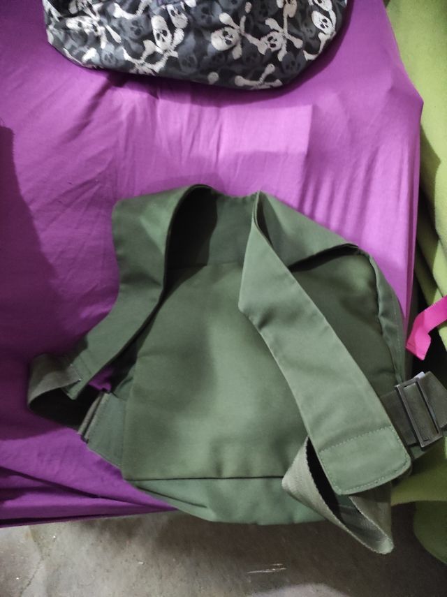 Bolso mochila verde muy amolio y origina