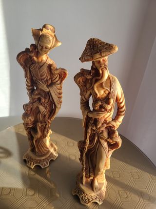 Figuras chinas de resina tallada