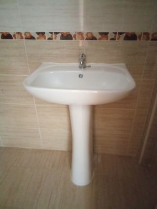 Lavabo con grifo