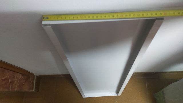 Estantería metálica anclada a pared